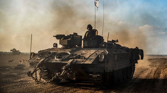 Ein israelischer Panzer fährt in der Nähe der Grenze zwischen Israel und Gaza nach dem Ende einer siebentägigen Waffenruhe zwischen Israel und der Hamas.