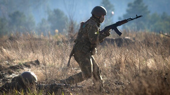 Soldaten der 1. Brigade der ukrainischen Nationalgarde Bureviy (Hurricane) üben während der Gefechtsausbildung auf einem Truppenübungsplatz im Norden der Ukraine.