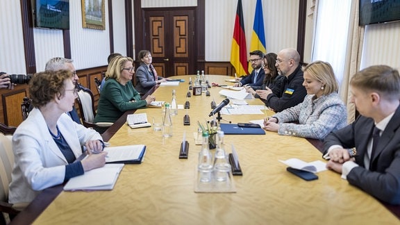 Svenja Schulze, aufgenommen im Rahmen ihrer Reise in die Ukraine. Hier ein Treffen mit Premierminister Denys Schmyhal.