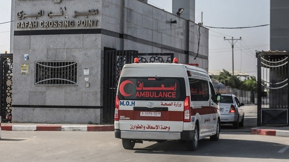 Ein palästinensicher Krankenwagen fährt über die Grenze von Gaza nach Ägypten.