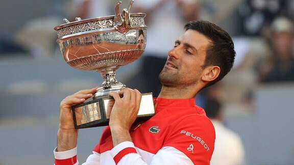 Novak Djokovic mit Pokal, French Open 2021