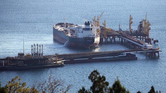 Tanker liegt in einem Hafen in Noworossijsk