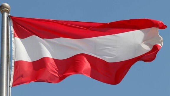 Nationalfahne von Österreich: eine Flagge mit zwei roten Streifen oben und unten und in der Mitte mit einem weißen Streifen.