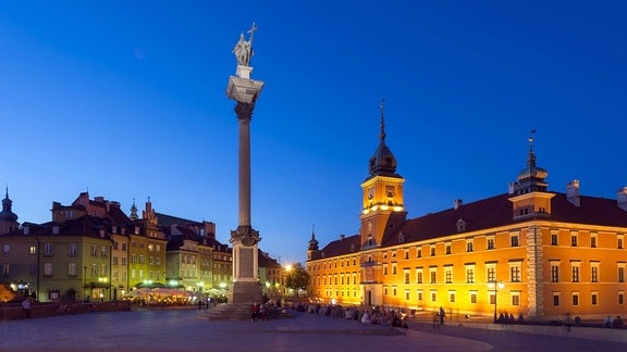 Königsplatz mit Sigismund-Säule und Königsschloss bei Abenddämmerung in der Altstadt von Warschau