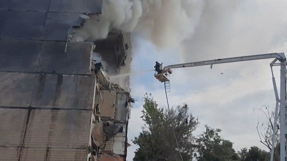 Ein Wohnhaus in der ukrainischen Stadt Krywyj Rih brennt nach einem Raketenangriff. 