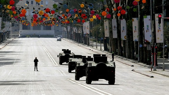 Militärfahrzeuge patrouillieren durch die Hauptstadt Tirana.