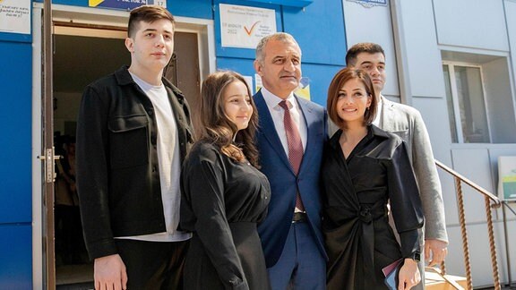 Anatoly Bibilov mit Familie vor einem Wahllokal