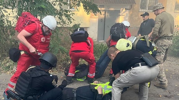 Auf diesem vom ukrainischen Rettungsdienst zur Verfügung gestellten Foto leisten Sanitäter nach russischen Angriffen auf ein medizinisches Zentrum in der nordostukrainischen Stadt Sumy Erste Hilfe für verletzte Rettungskräfte.