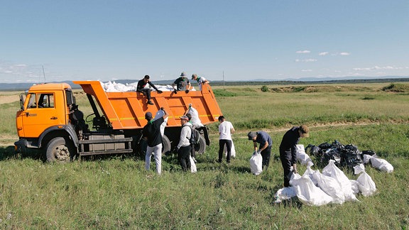 Am Baikalsee werden Müllsäcke auf einen Laster geladen
