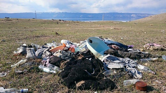 Ein Haufen Müll liegt am Baikalsee