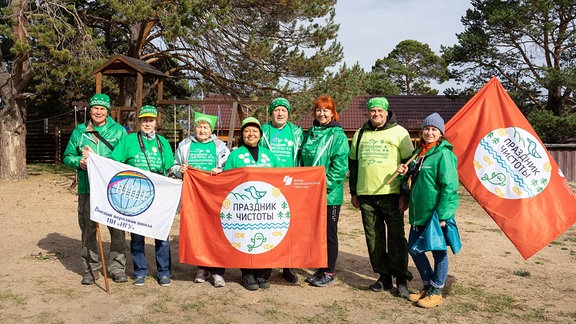 Umweltschützerinnen und -schützer posieren für ein Gruppenfoto