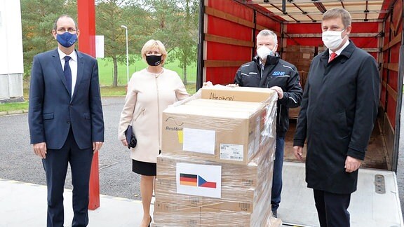 Tschchiens Außenminister Tomáš Petříček nimmt 100 Beatmungsgeräte in Empfang, die Deutschland der Tschechischen Republik geschenkt hat (3. November 2020)