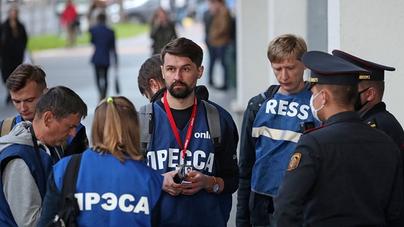 Belarus Journalisten stehen der Polizei gegenüber