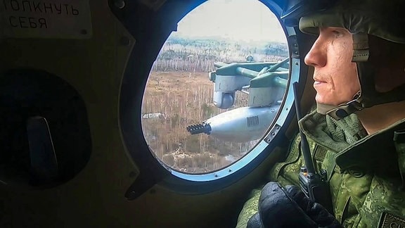 Soldat in Militärhubschrauber - Veröffentlichung: Verteidigungsministerium der Russischen Föderation