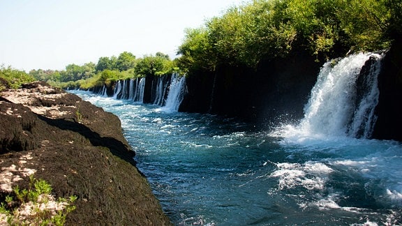 Ein wunderschöner Blick auf die Wasserfälle, die an einem sonnigen Tag im Fluss Neretva fließen.