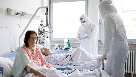 Medizinische Behandlung von Corona-Patientinnen in einem Krankenhaus in Sarajevo