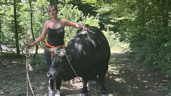 Eine Frau mit einem Stier.