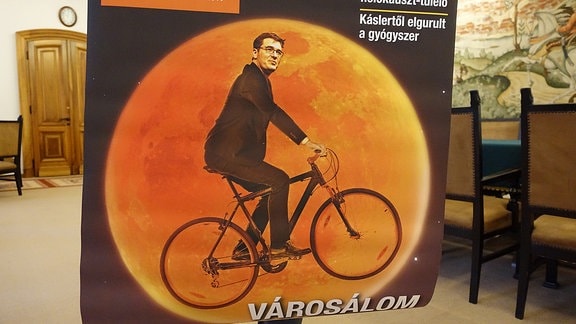 Poster zeigt Mann auf Fahrrad vor Vollmond entlang fliegen