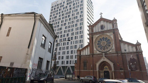 neben der katholischen Kathedrale Sankt Josef steht ein 19-etagiges Bürogebäude