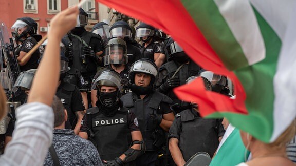 Bulgarien: Bereitschaftspolizei hält Wache und stellt sich den Demonstranten während der Demonstration.
