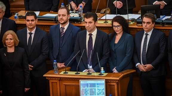 Bulgariens neuer Premierminister und Vorsitzender Kiril Petkov und die neu gewählten Kabinettsmitglieder werden im bulgarischen Parlament in Sofia vereidigt