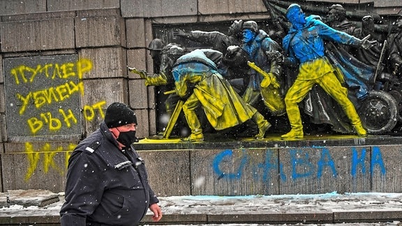 Ein in den ukrainischen Farben angesprühtes Kriegsdenkmal