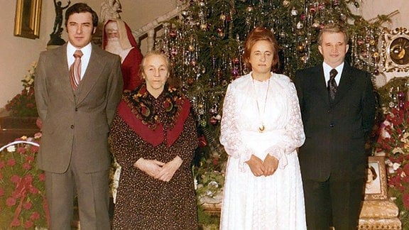 Weihnachten bei den Ceausescus (Sohn Nicu Ceausescu, Alexandra Petrescu steht hier neben ihrer Tochter Elena Ceausescu und ihrem Schwiegersohn Nicolae Ceausescu – v.l.n.r.). undatiert