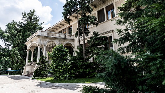 Villa von außen in Bukarest, in der das Diktatoren-Ehepaar 25 Jahre lang lebte.