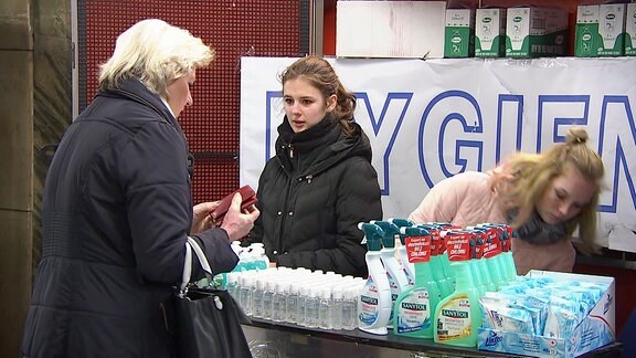 Verkaufsstand mit Desinfektionsmittel in einer Prager Metro-Unterführung