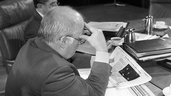 Arbeitsminister Norbert Blüm beim Lesen einer Zeitung im Jahr 1995