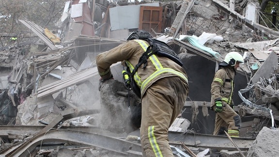 Rettungskräfte arbeiten am Schauplatz eines nächtlichen russischen Angriffs im Novokadatskyi-Bezirk von Dnipro, im Osten der Ukraine.