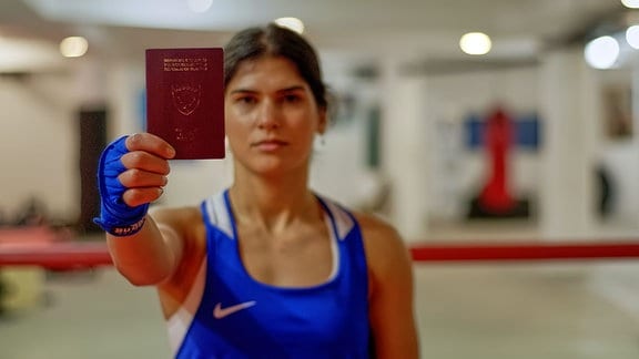 Boxerin Donja Sadiku hält ihren Pass in die Kamera