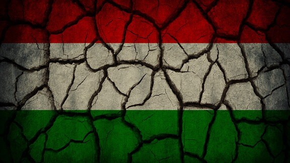 Gebrochene ungarische Flagge