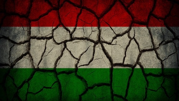 Gebrochene ungarische Flagge