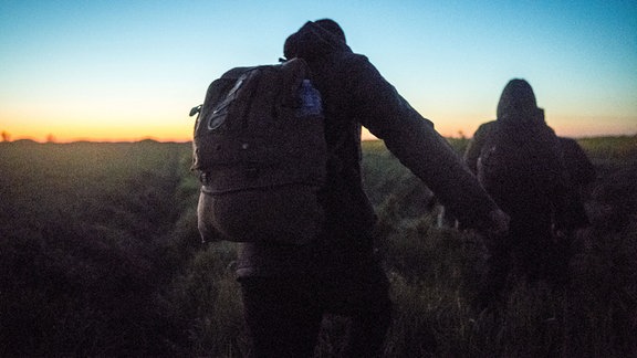 Flüchtlinge gehen bei Nacht
