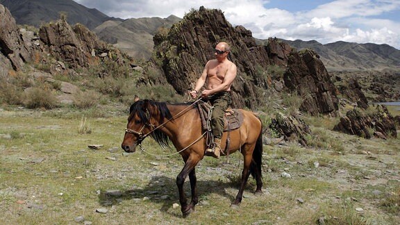 Putin reitet, halbnackt