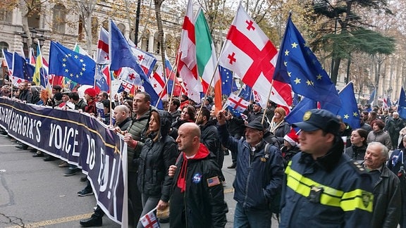 Europamarsch - Demonstrationszug mit EU-Flaggen auf der Straße