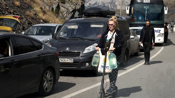 Pkws und Busse vor einem Kontrollpunkt an der russisch-georgischen Grenze