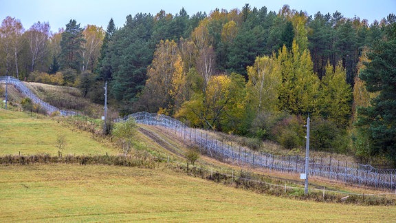Hält im Ernstfall wohl keinen Panzer auf: Die neue Grenzanlage zwischen Polen und der Exklave Kaliningrad. 