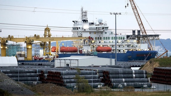 Hafen Sassnitz-Mukran liegt das russische Verlegeschiff Akademik Tscherski fuer den Weiterbau der Nord-Stream 2 Pipeline.
