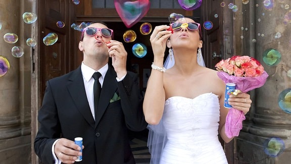 Ein Brautpaar macht Seifenblasen