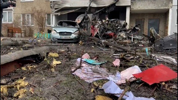 Teile des verunglückten Hubschraubers haben ein Wohnhaus getroffen