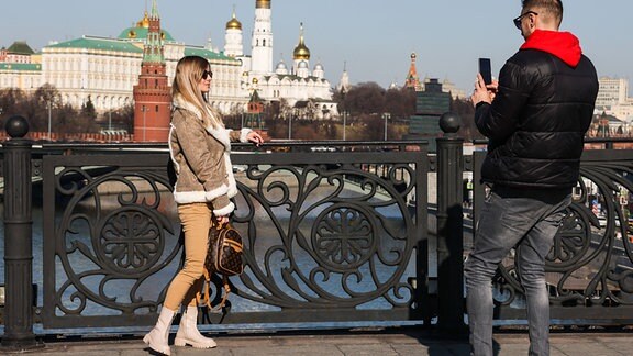 Junge Frau posiert für ein Foto vor dem Kreml