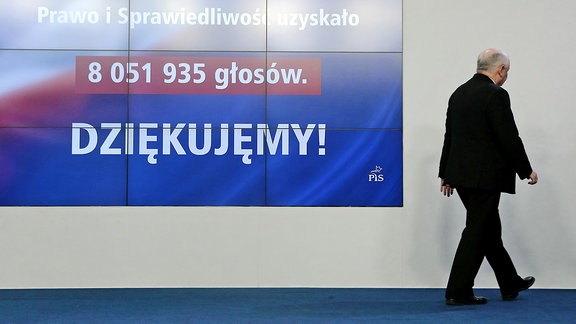 PiS-Parteichef Jaroslaw Kaczynski verlässt die Bühne