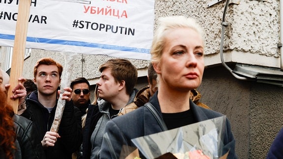 Julia Nawalnaja (r), Witwe Alexej Nawalnys, steht in einer Warteschlange vor der russischen Botschaft, um ihre Stimme für die Präsidentschaftswahl abzugeben.