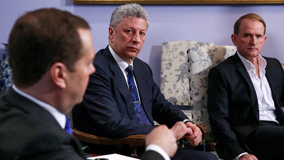 Jurij Bojko (Mitte) und Wiktor Medwedtschuk zu Gast beim russischen Premierminister Dmitri Medwedew.