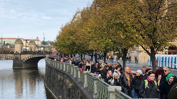Menschen stehen in der Prager Altstadt Schlange