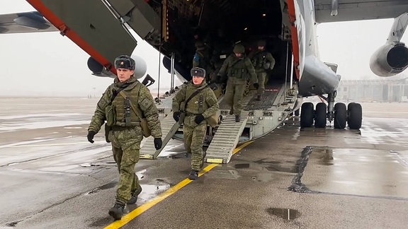 russische Soldaten steigen aus einem Flugzeug