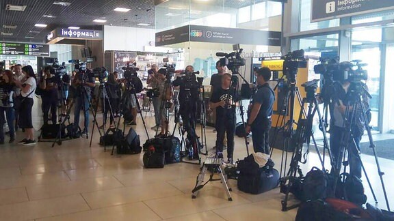 Journalisten warten am Flughafen Kiew-Schuljany