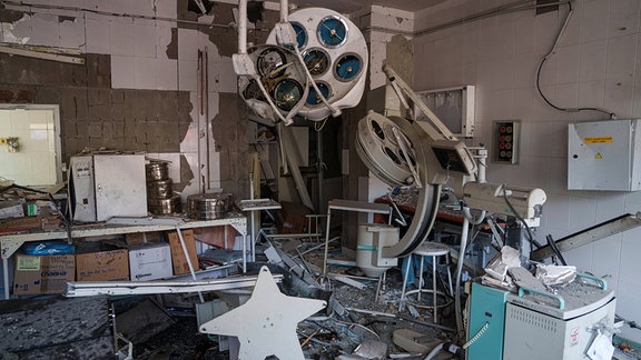 Ein Blick auf die Schäden in einem von russischen Raketen getroffenen Teil des Okhmatdyt-Kinderkrankenhauses.